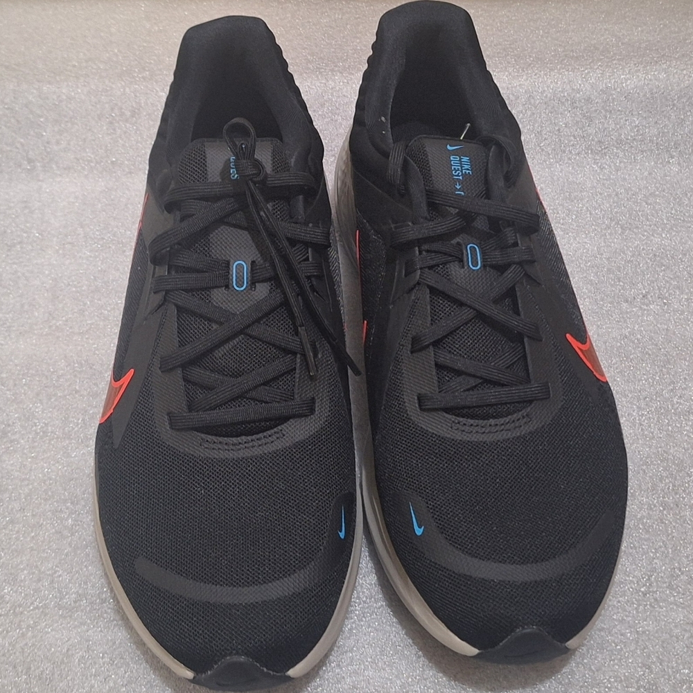 NWOT Nike Quest 5 Men's Sneakers - Picture 2 of 5